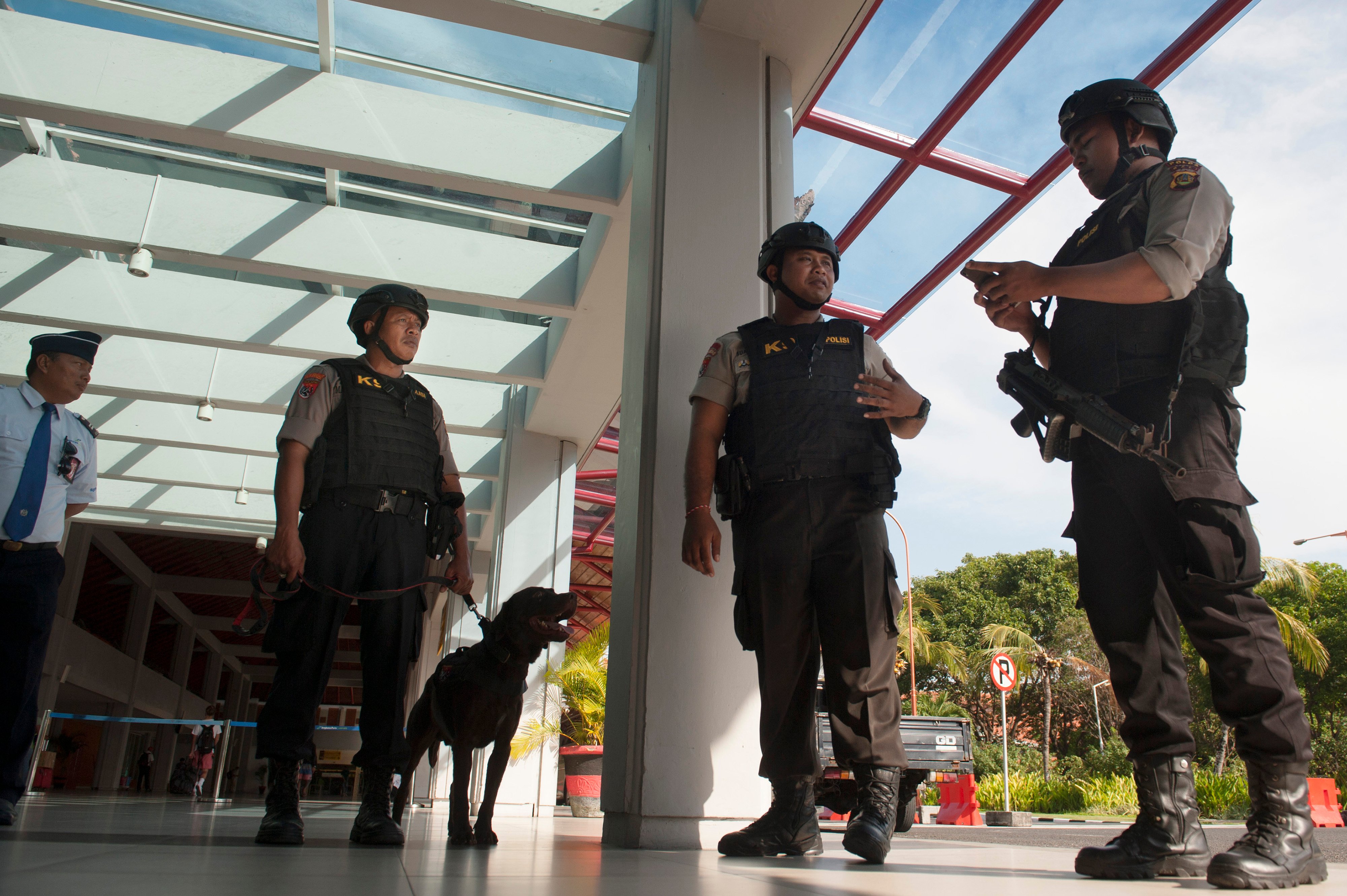 Polisi berjaga di terminal penumpang saat mulai beroperasinya Posko Terpadu Mudik Lebaran 