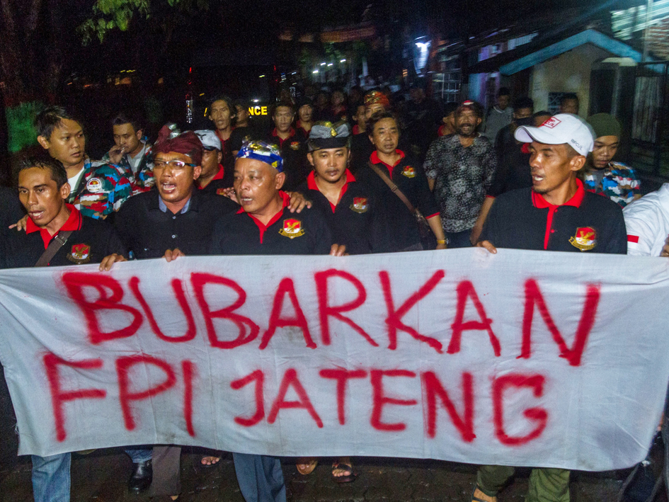 Massa dari berbagai ormas Kota Semarang melakukan aksi menuntut pembubaran kegiatan FPI di Semarang, Jawa Tengah.