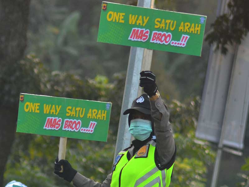  Anggota Polwan Lalu Lintas Polres Tasikmalaya Kota mengatur arus balik pemudik 