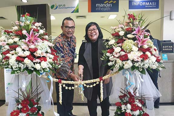  Hospital Director Omni Hospitals Pulomas, Hanny Merliana, dan Kepala Bidang Pelayanan BPJSTK Cabang Jakarta-Rawamangun, Tri Pambudi Santoso
