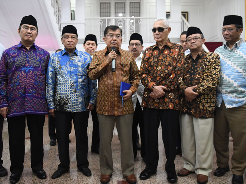 Wapres Jusuf Kalla bertemu tokoh nasional membahas persatuan bangsa. 