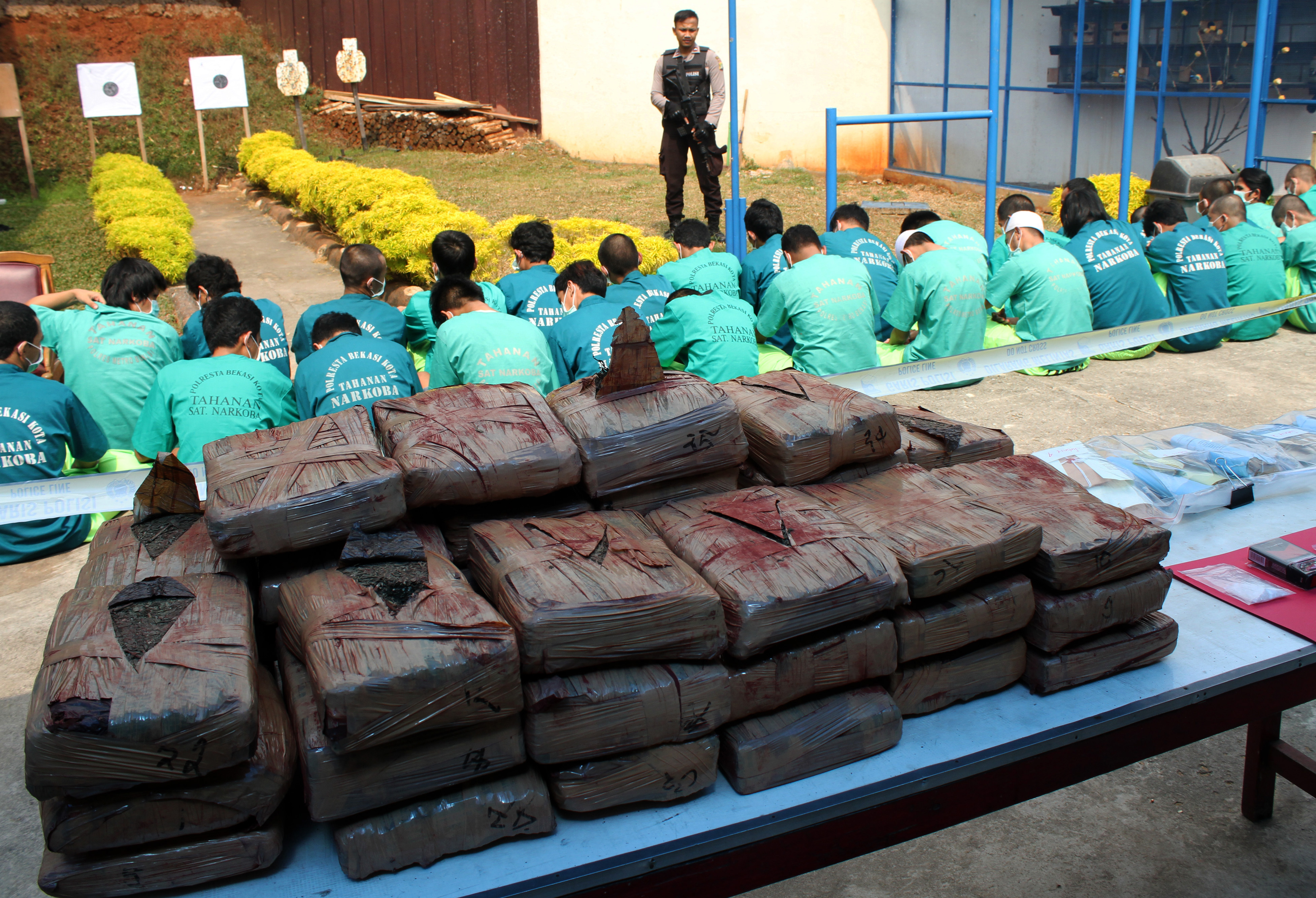 BNN menggeledah rumah di Tambun, Bekasi dan menemukan 200 kg jenis sabu, esktasi dan happy five, Minggu (12/5) dini hari. 