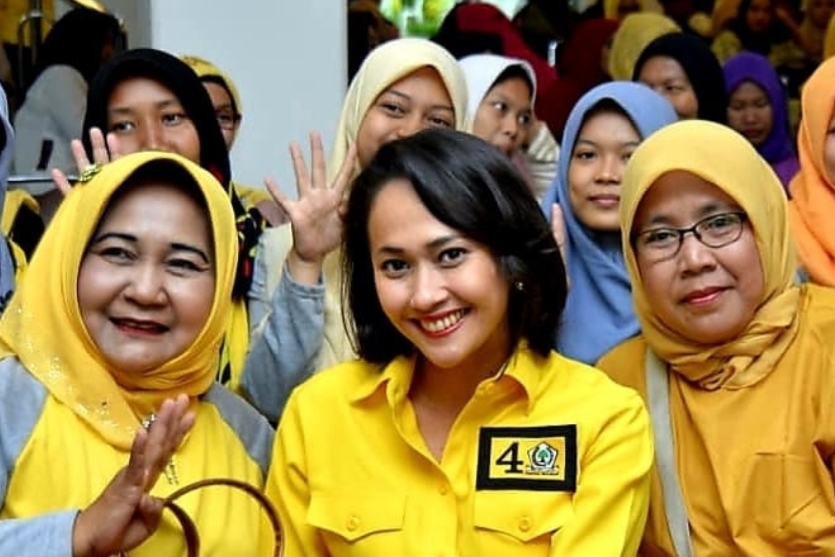 Politisi Partai Golkar Christina Aryani di tengah kader Partai Golkar.