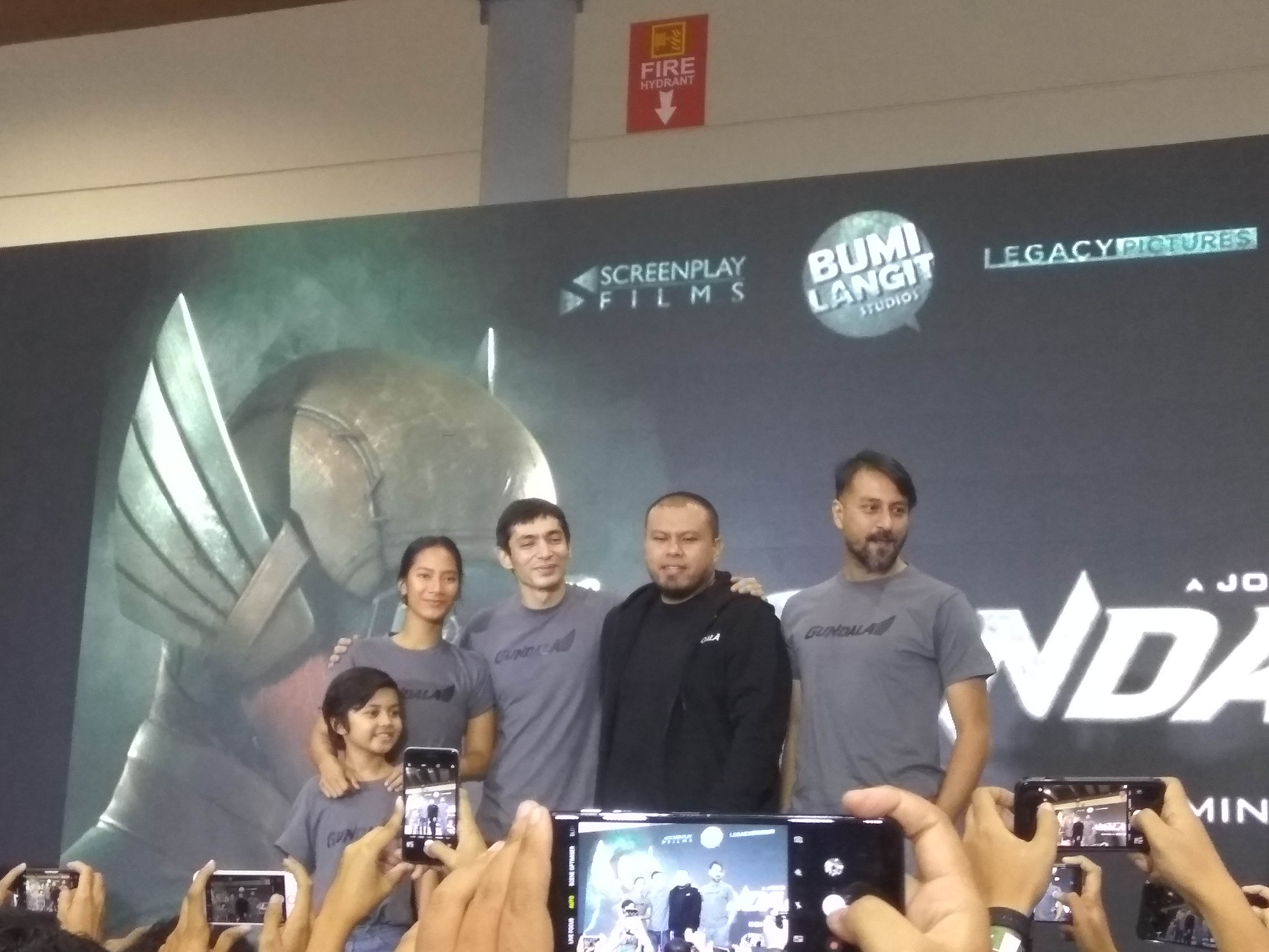 Joko Anwar bersama para pemain Gundala