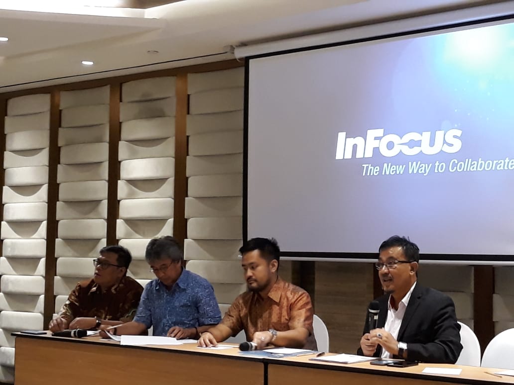 Keluarga Karen Agustiawan dan kolega saat memberikan keterangan di Jakarta