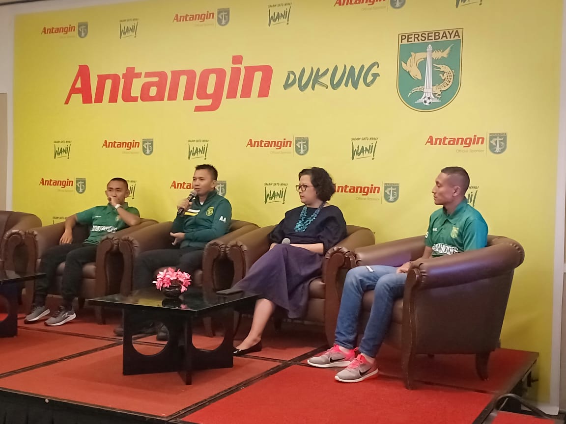  Antangin, memberikan dukungan penuh kepada Persatuan Sepak Bola Surabaya (Persebaya)