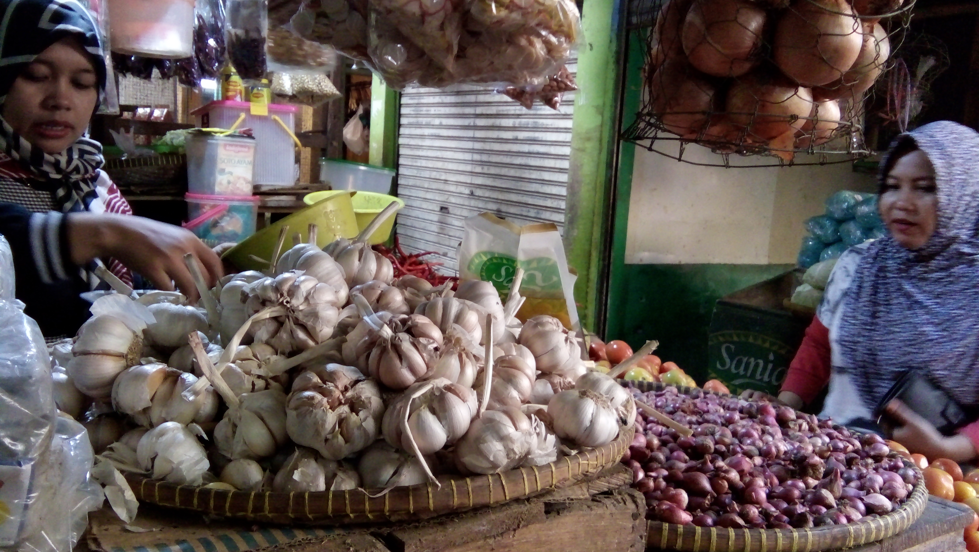 Harga bawang putih di Kota Kupang tembus hingga Rp90 ribu per kg.