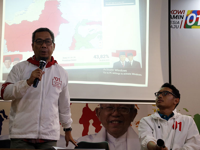Direktur Komunikasi Politik TKN, Usman Kansong (kiri) memberikan keterangan hasil quick count TKN Jokowi-Ma