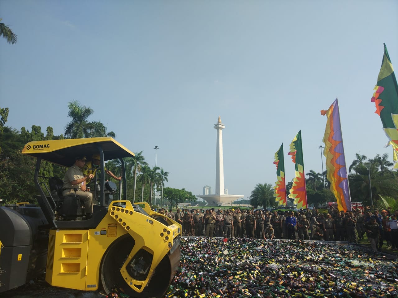 Pemerintah Provinsi DKI Jakarta memusnahkan 18.174 botol minuman keras ilegal, Senin (27/5) di Silang Tenggara Monumen Nasional.