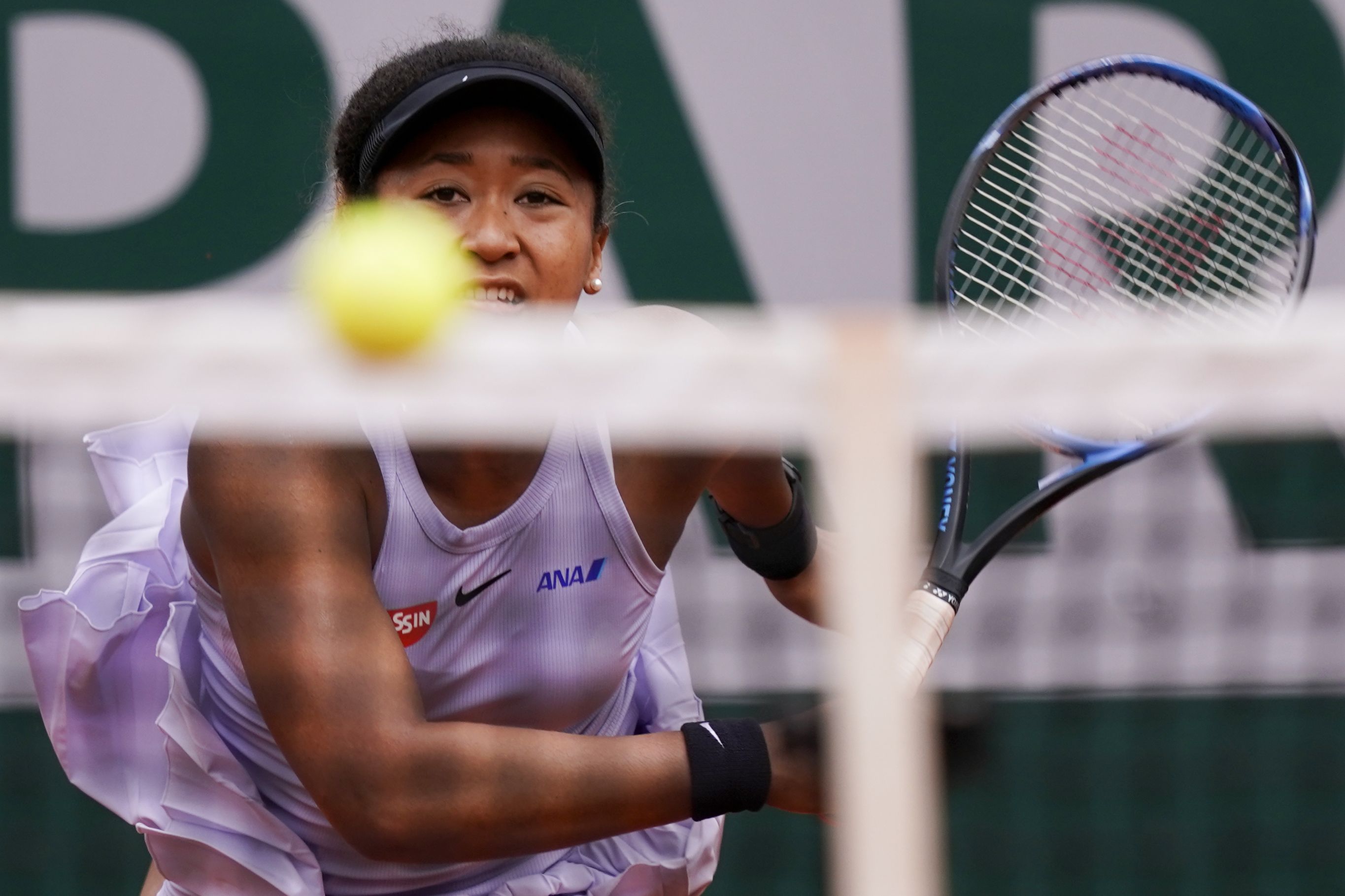 Petenis nomor satu dunia Naomi Osaka dalam pertandingan melawan Victoria Azarenka dalam perancis terbuka 2019