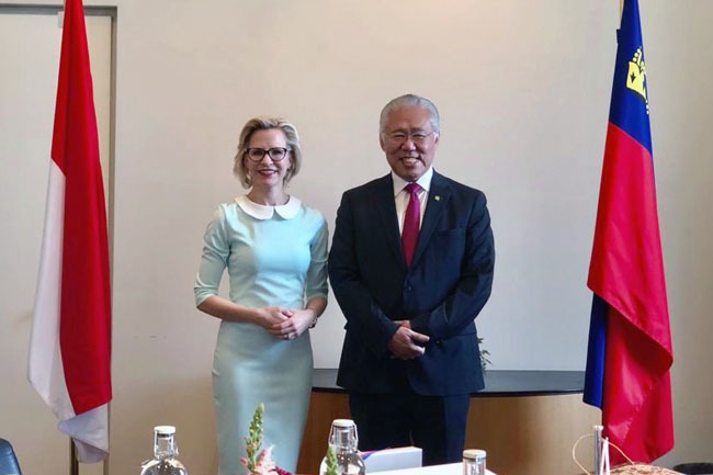  Menteri Perdagangan Enggartiasto Lukita (kanan) bersama Menteri Luar Negeri, Kehakiman dan Kebudayaan Liechtenstein Aurelia Frick