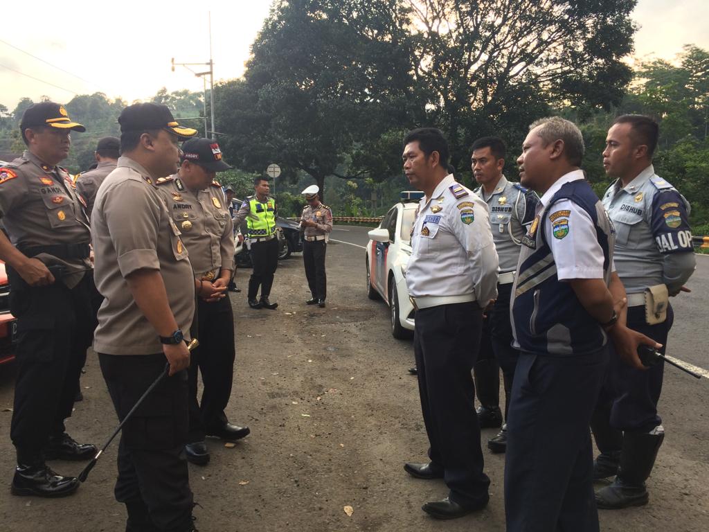 Polres Tasikmalaya bersama Dinas Perhubungan mengecek kondisi di lingkar Gentong, Jumat (24/5). 
