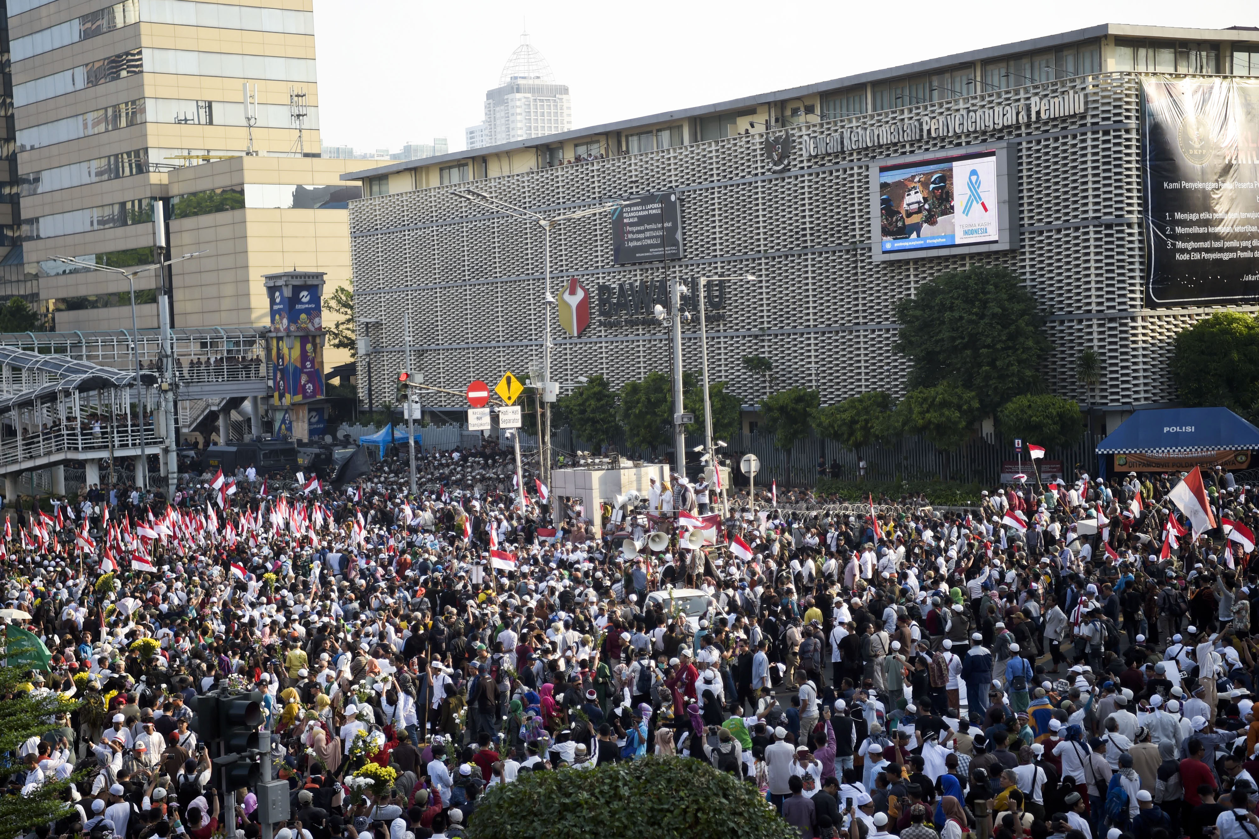 Massa Gerakan Nasional Kedaulatan Rakyat melakukan aksi unjuk rasa di depan Gedung Bawaslu, Jakarta, Selasa (21/5)