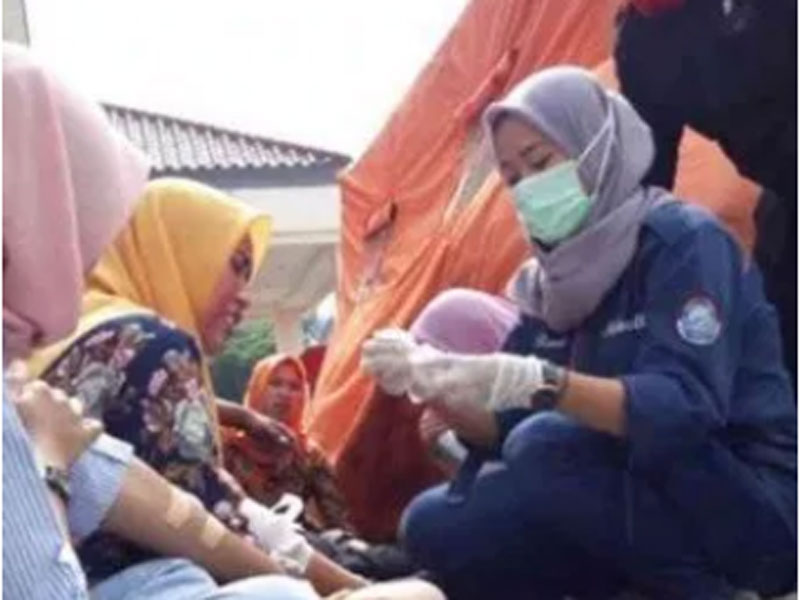 Simulasi penanggulangan bencana yang dilakukan oleh pengurus dharma wanita di halaman gedung BPBD Kabupaten Bekasi, Rabu (8/5/2019).