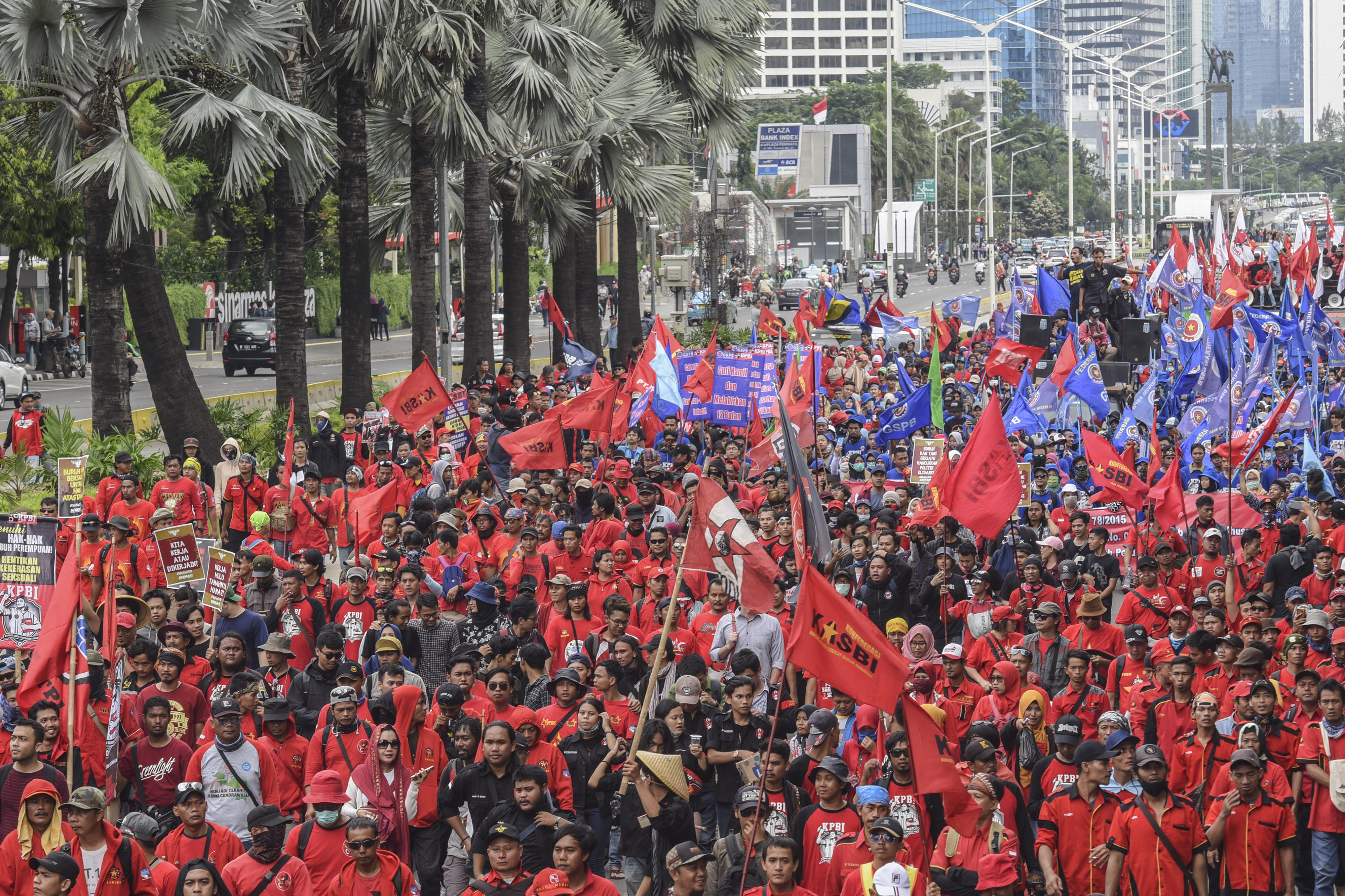 Elemen buruh berunjuk rasa memperingati Hari Buruh Internasional di jakarta.