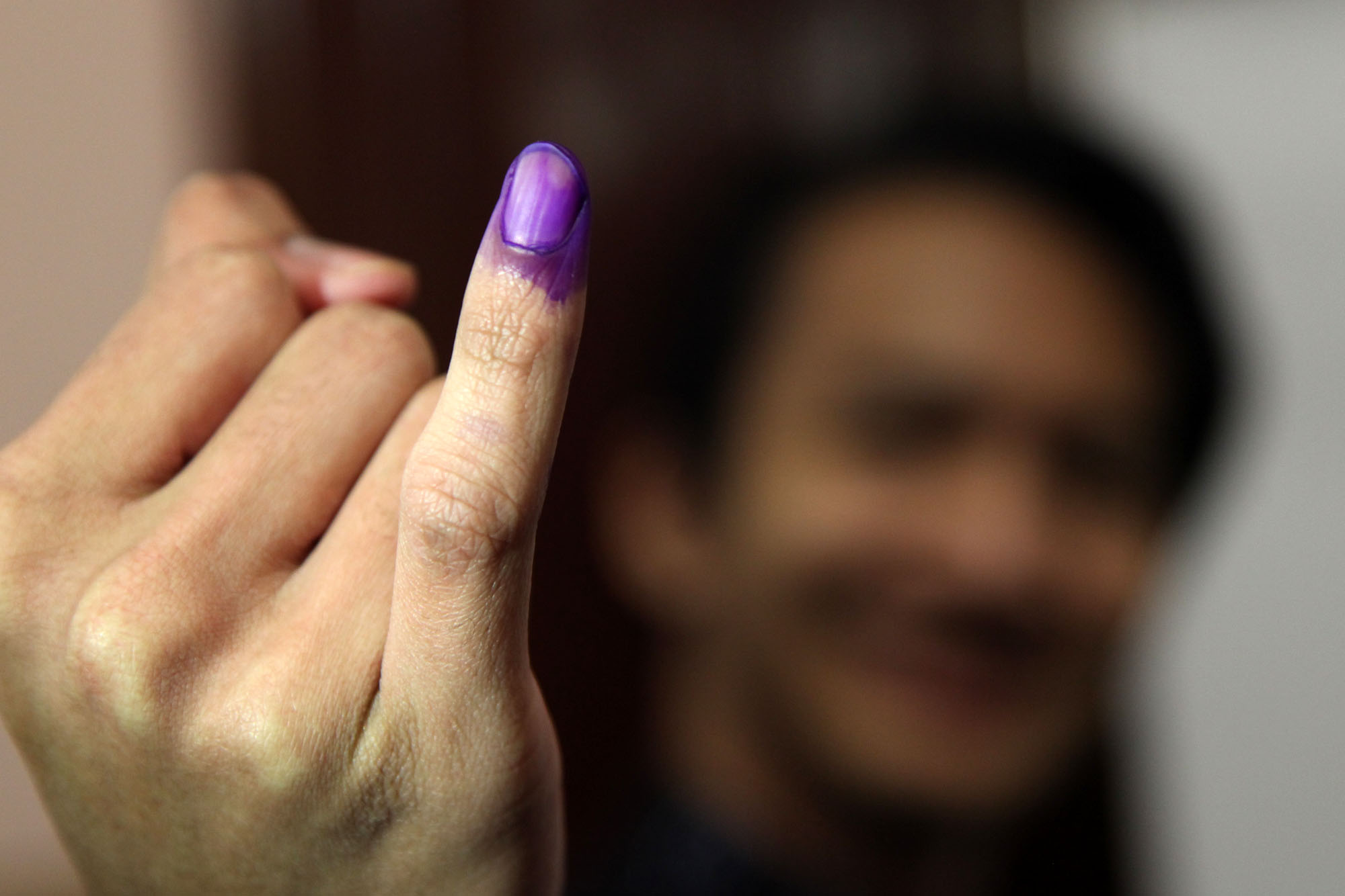 : Pemilih menunjukkan tinta di jarinya seusai melakukan pencoblosan di Tempat Pemungutan Suara Luar Negeri (TPSLN) Moskow, Minggu (14/4).