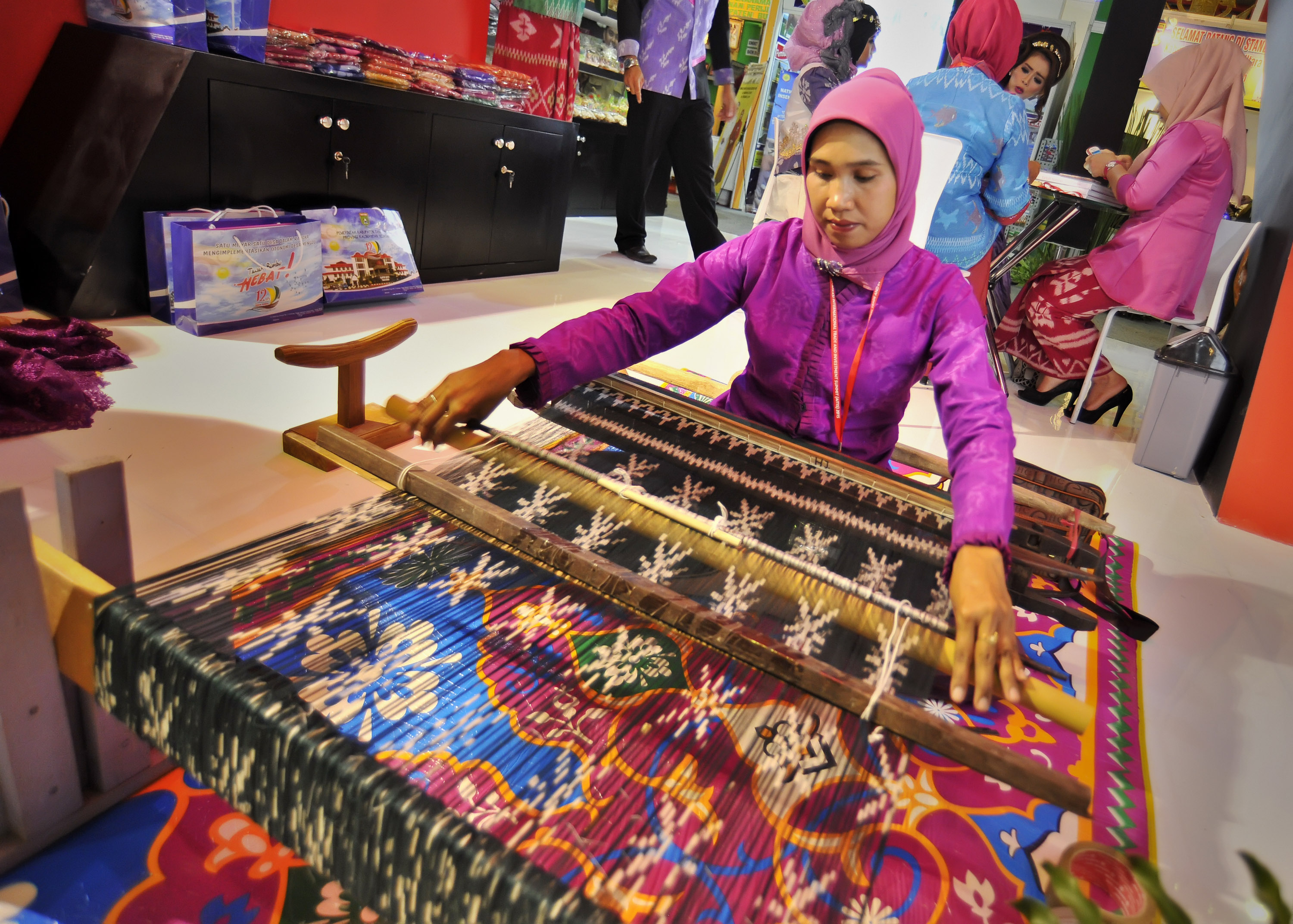 Tenunan khas Kabupaten Tanah Bumbu, Kalimantan Selatan. Kabupaten tersebut dijagokan oleh Kalsel sebagai calon ibu kota negara.