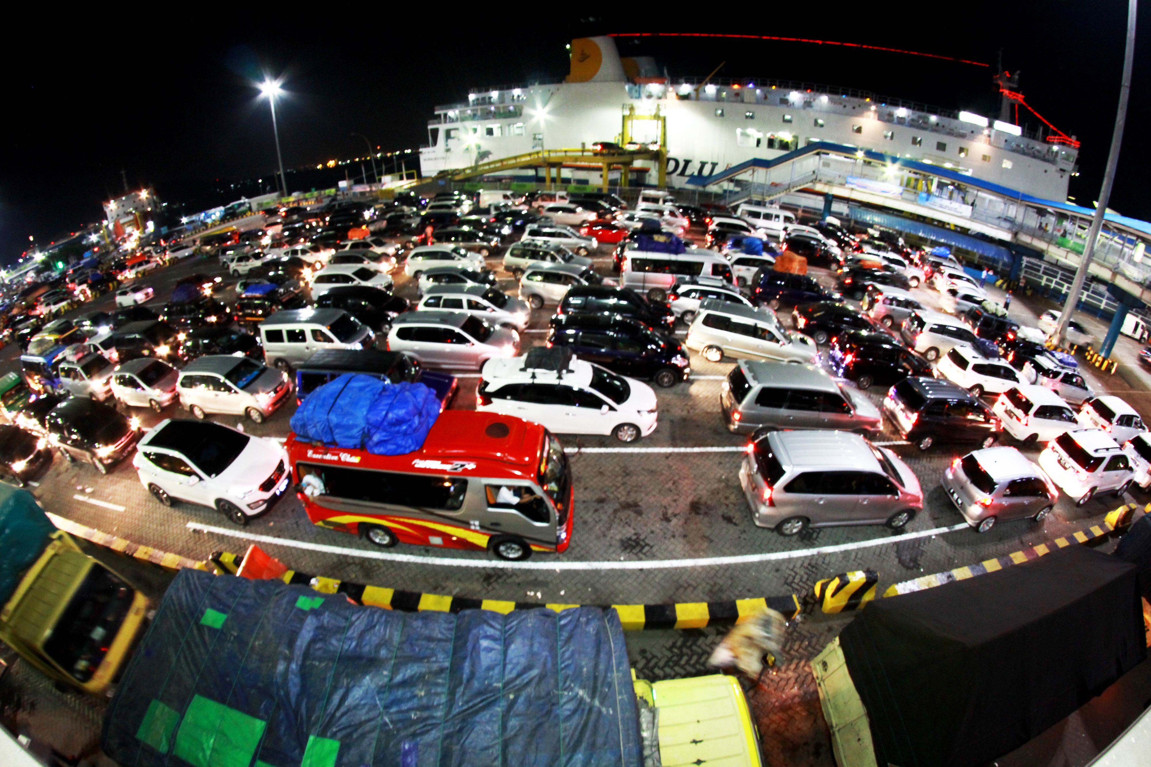  Ribuan kendaraan pemudik tujuan Pulau Sumatera antre sebelum memasuki kapal roro di Pelabuhan Merak, Banten