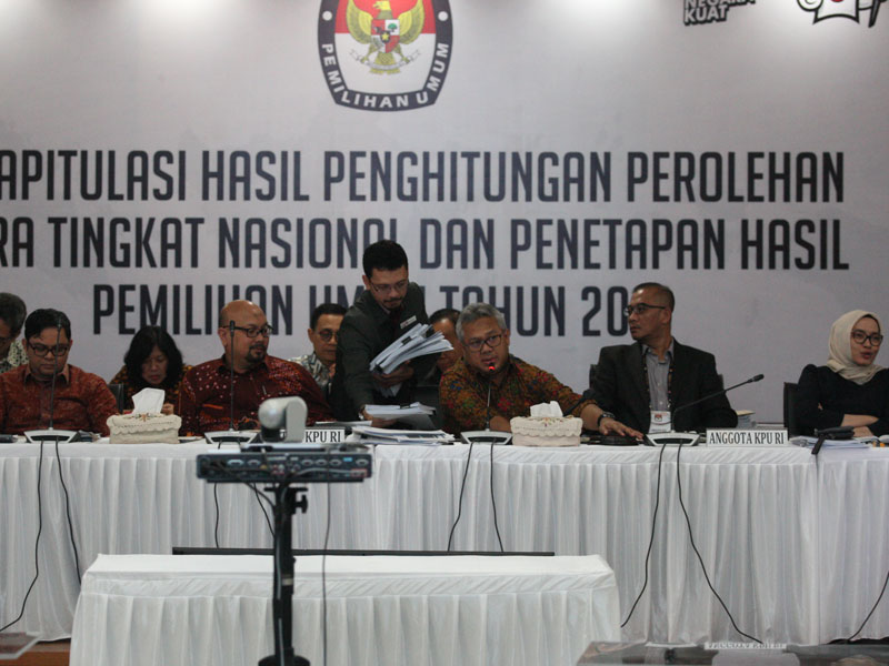 Ketua KPU Arief Budiman memimpin Rapat Pleno Rekapitulasi Hasil Penghitungan dan Perolehan Suara Tingkat Nasional 