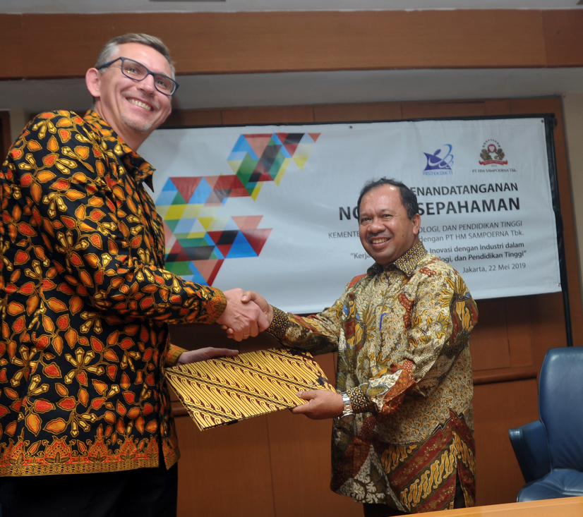 Presdir PT HM Sampoerna Tbk Mindaugas Trumpaitis (kiri) dan Dirjen Penguatan Inovasi Kemenristek Dikti Jumain Appe.