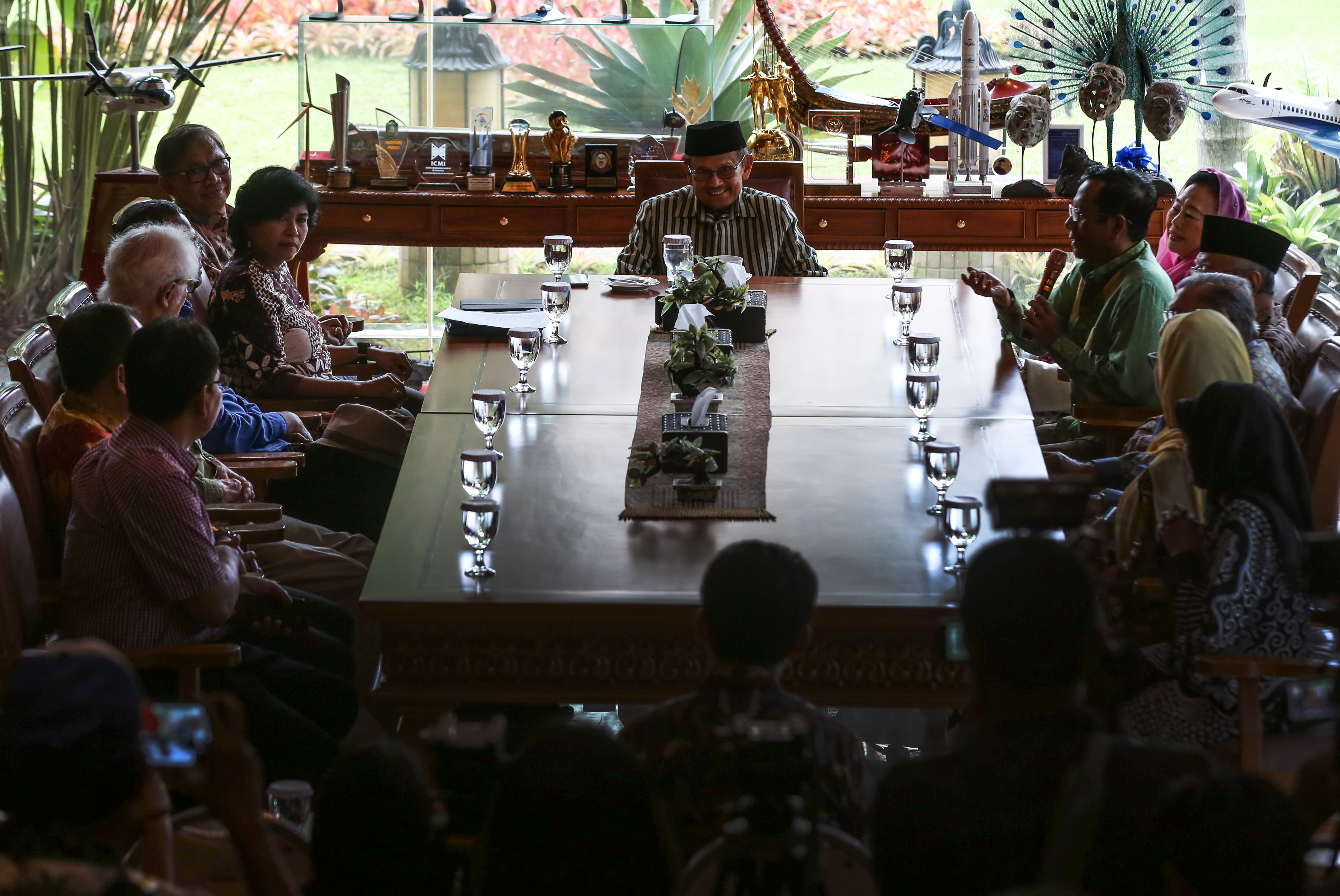 Sejumlah tokoh bangsa mengikuti Silaturahim dan Sarasehan dengan Presiden Ke-3 RI, BJ Habibie, di Jakarta, Rabu (1/5).