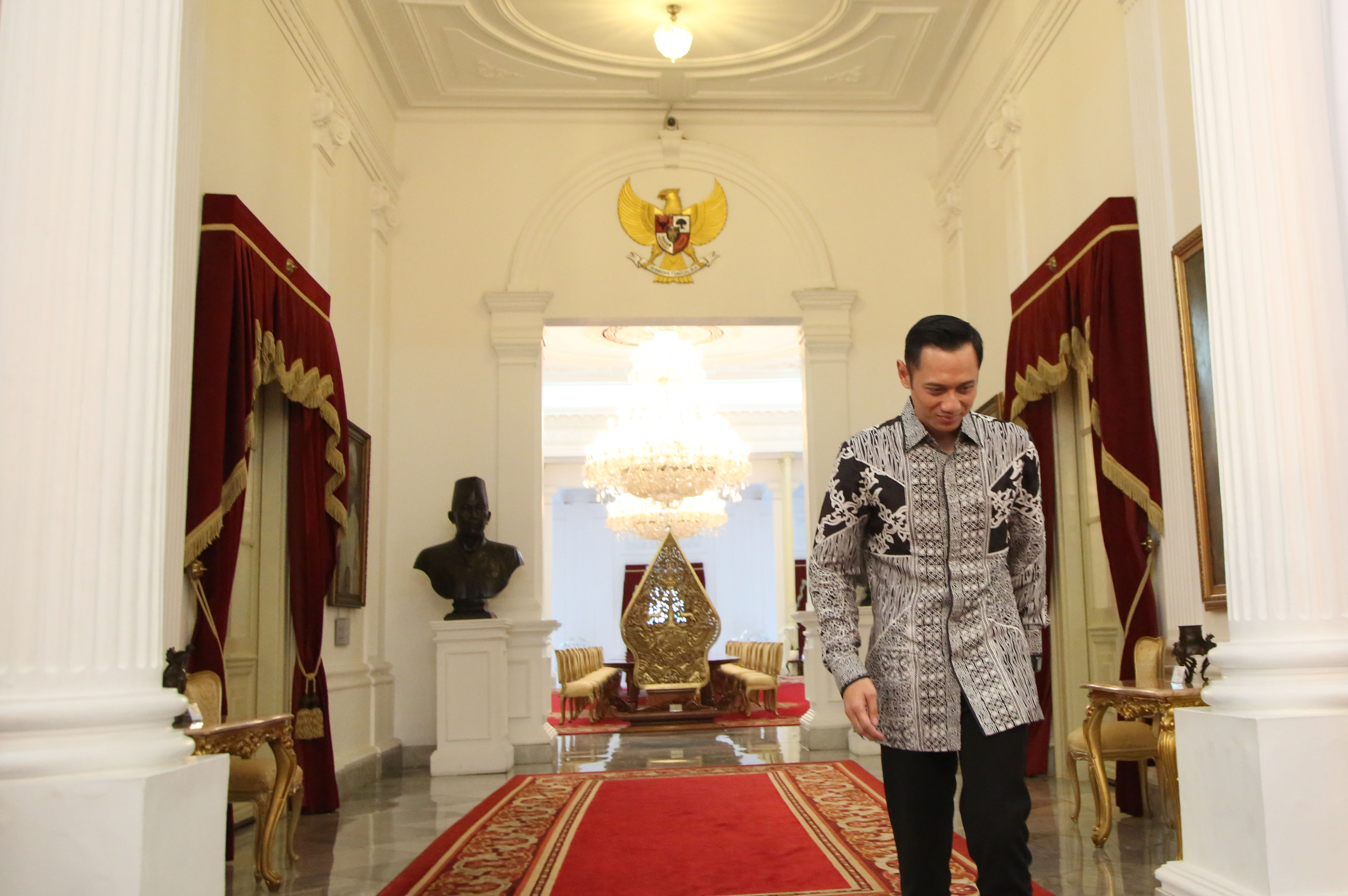 Komandan Kogasma Partai Demokrat Agus Harimurti Yudhoyono (AHY) seusai bertemu Presiden Joko Widodo di Istana Negara, Jakarta, Kamis (2/5).