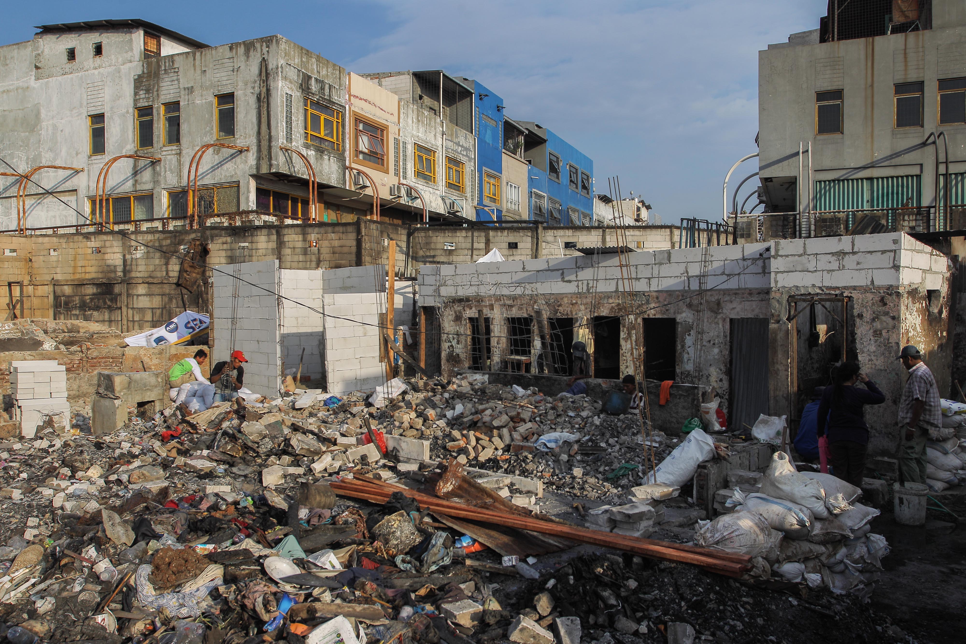 Warga membangun kembali rumahnya yang terbakar di RW 05, Kampung Bandan, Ancol, Jakarta,