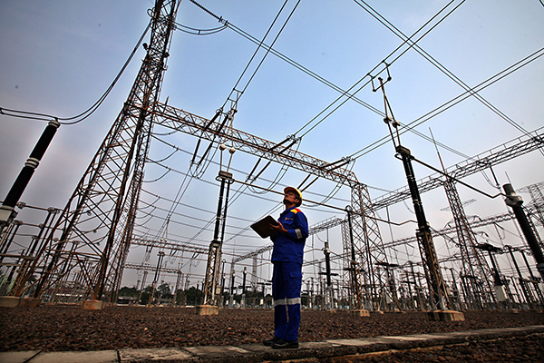  Operator mengontrol area Switchyard 500 kV Gardu Induk tegangan Ekstra Tinggi 