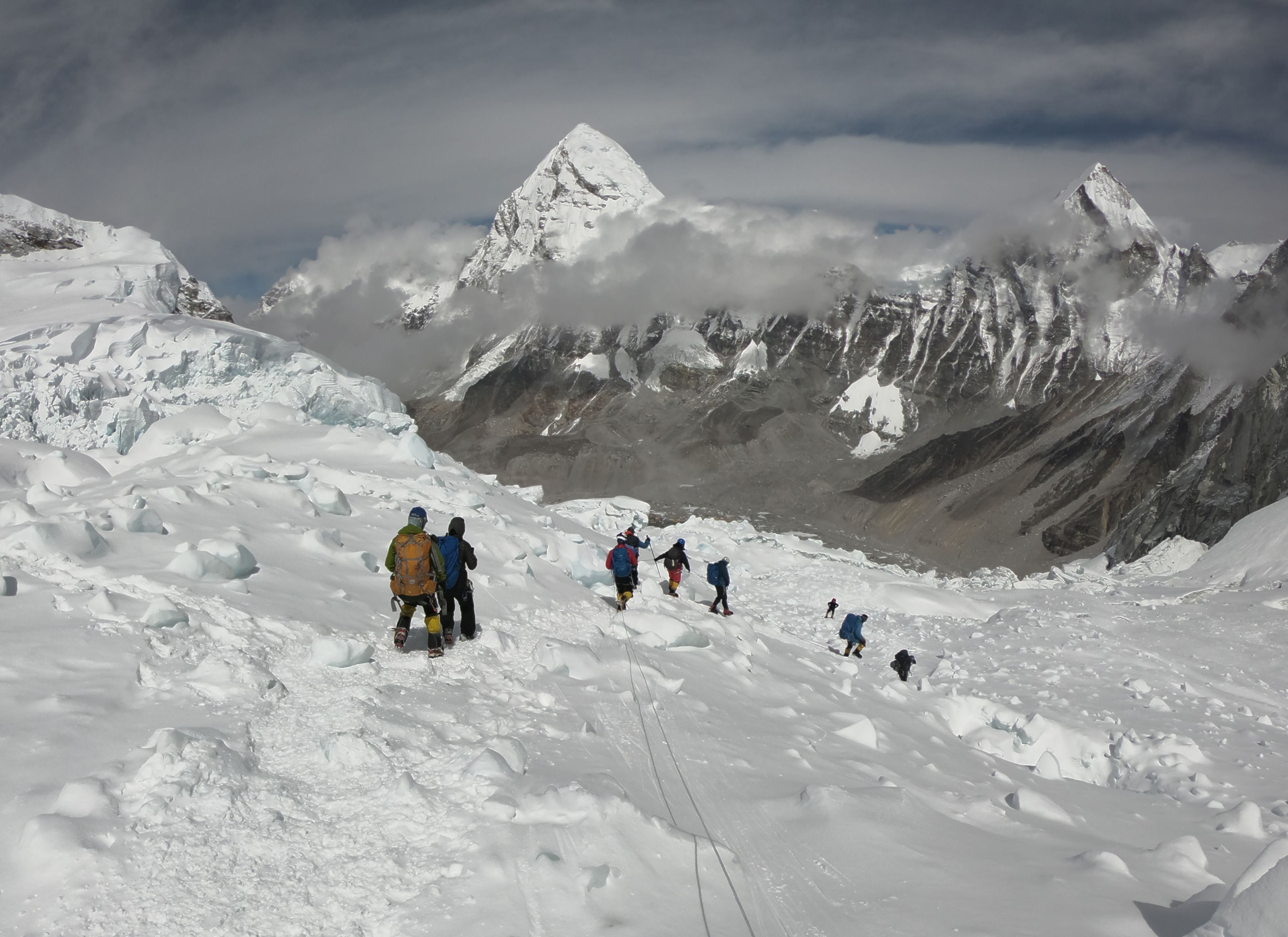 Para pendaki gunung berjalan di dekat kamp salah satu Gunung Everest.