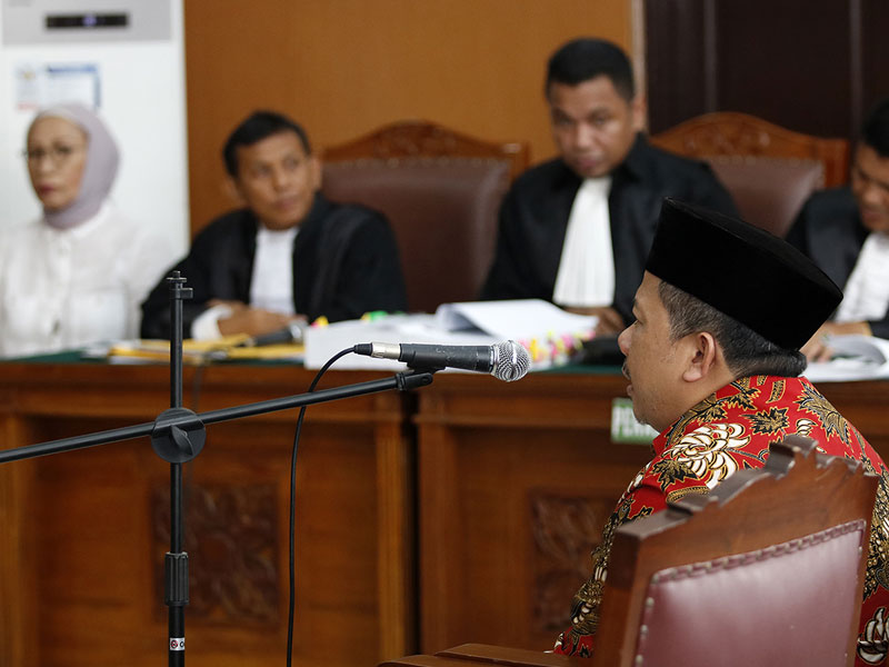 Wakil Ketua DPR Fahri Hamzah (peci hitam) memberikan keterangan saat menjadi saksi dari terdakwa kasus dugaan hoaks Ratna sarumpaet 