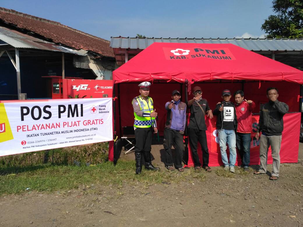 PMI Kabupaten Sukabumi siap siaga di posko kesehatan yang memberikan layanan pijat gratis bagi pemudik