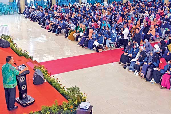 Menteri Riset, Teknologi, dan Pendidikan Tinggi Mohamad Nasir (kiri) memberikan kuliah umum di Universitas Mataram di Mataram, Nusa Tenggara