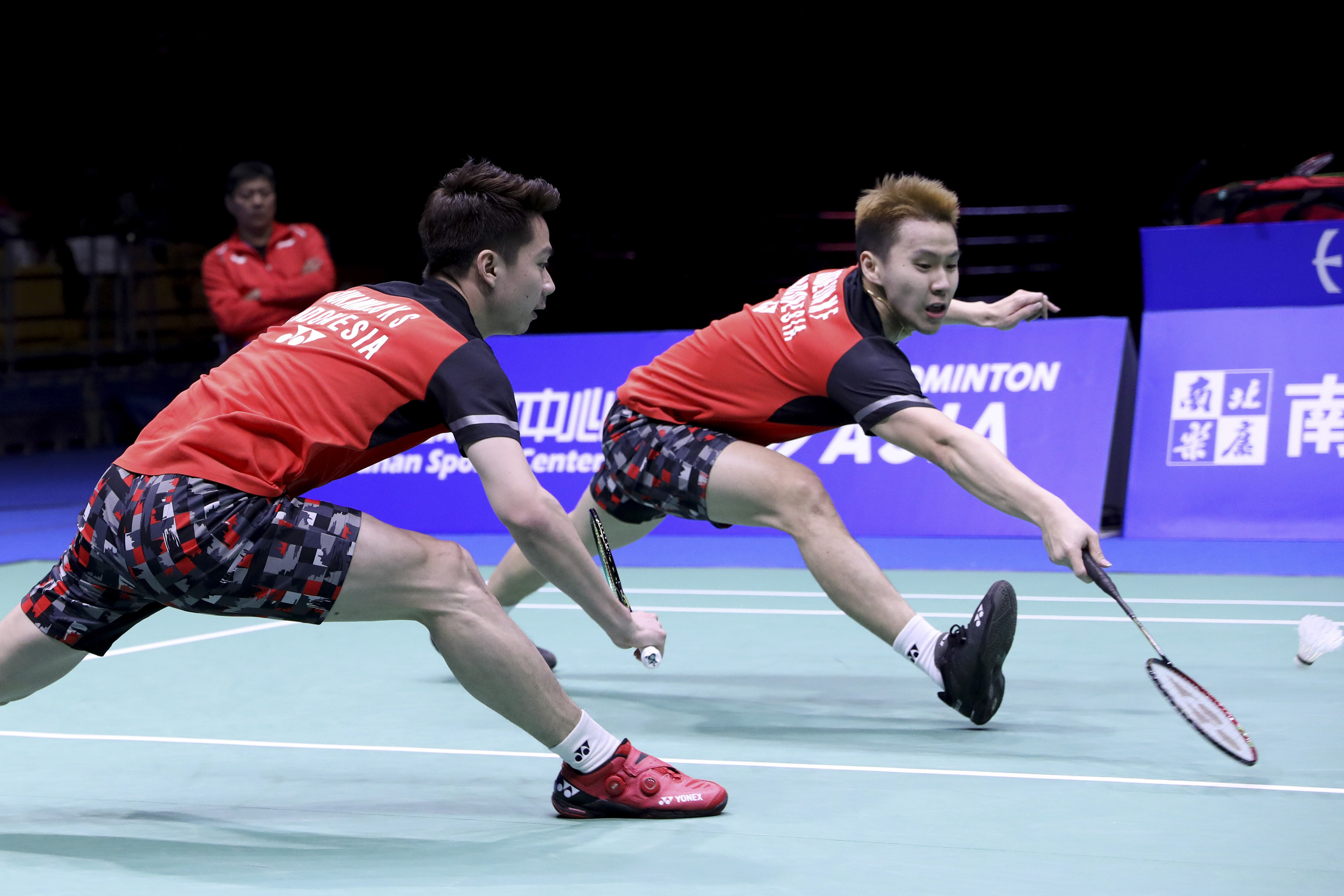Pebulu tangkis ganda putra Indonesia Kevin Sanjaya Sukamuljo (kiri) dan Marcus Fernaldi Gideon