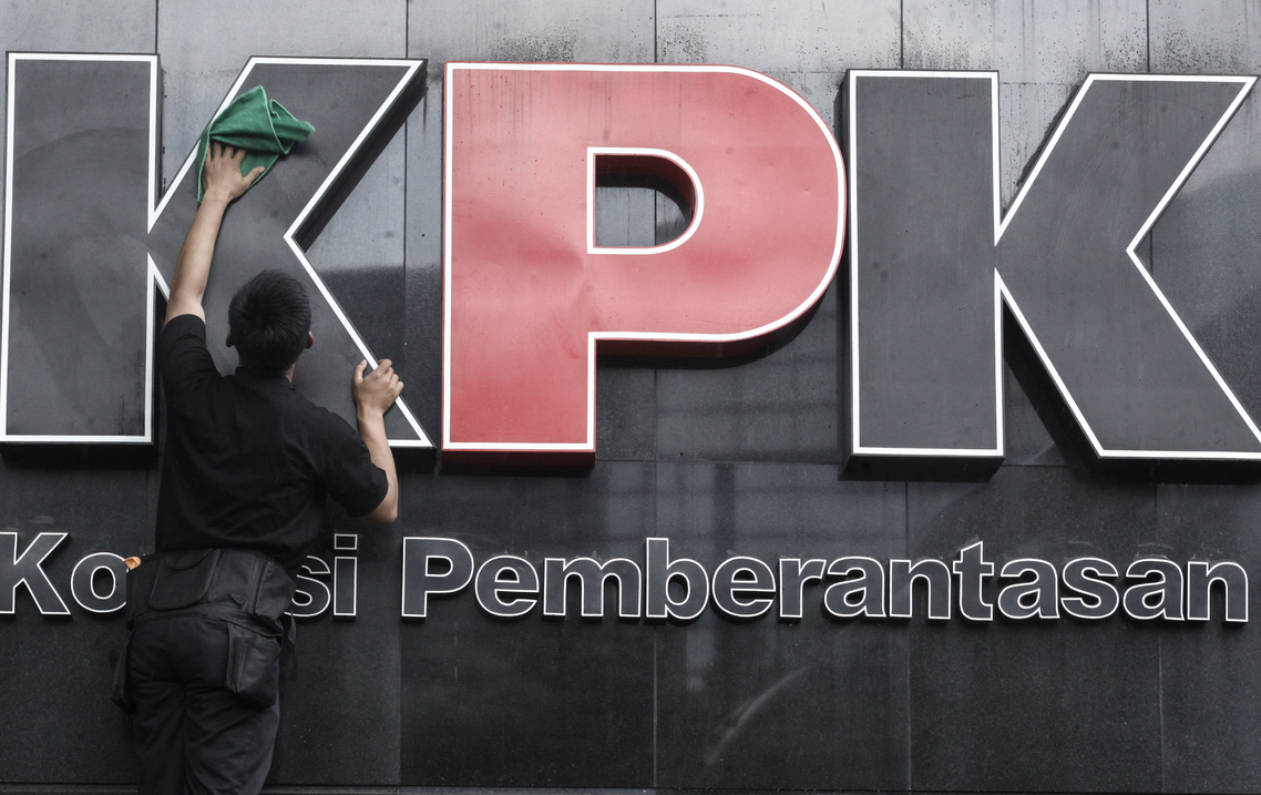Pekerja membersihkan logo Komisi Pemberantasan Korupsi di Gedung KPK, Jakarta, 5 Februari 2018.