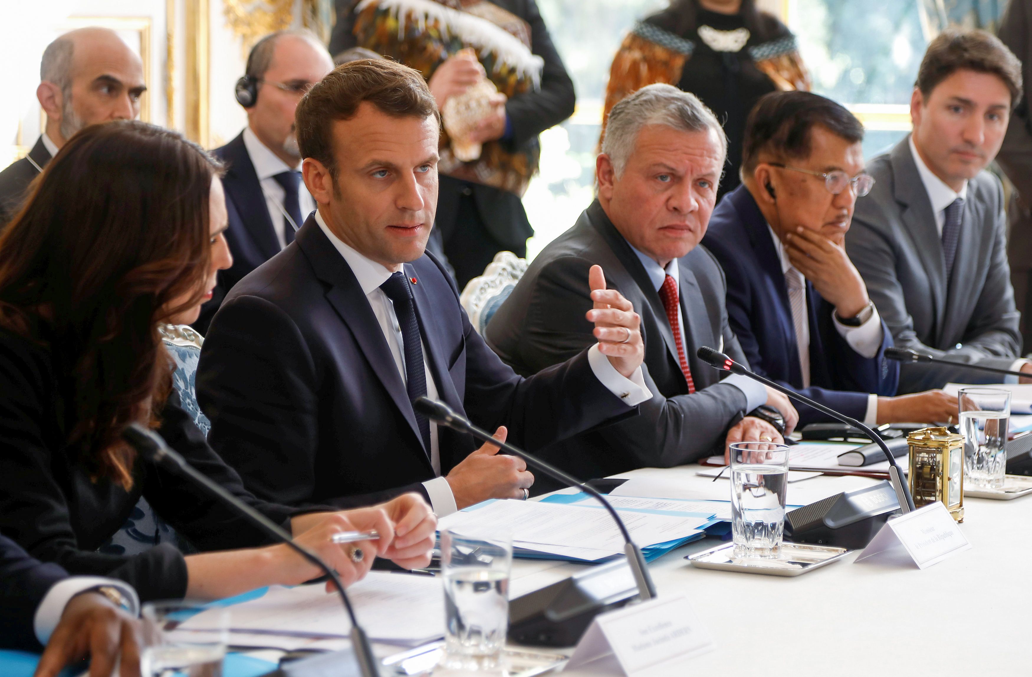 Wakil Presiden Jusuf Kalla (kedua dari kanan) bersama sejumlah pemimpin dunia dalam KTT Paris: Ekstrimisme Online