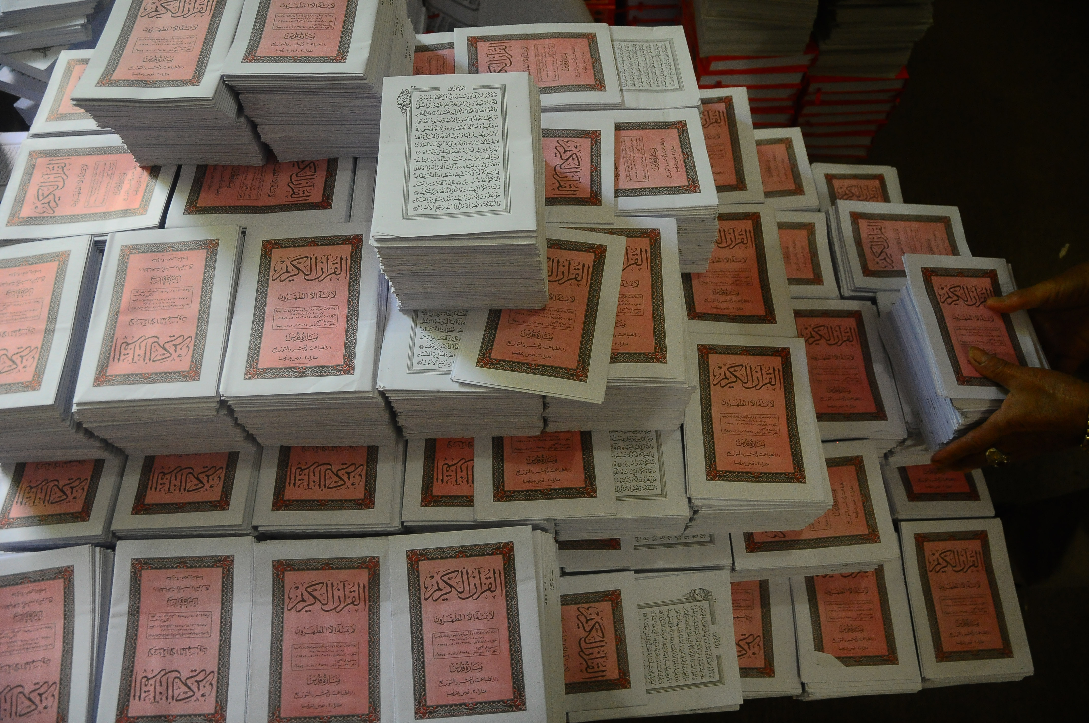 Pekerja menata cetakan Al Quran di percetakan Menara Kudus