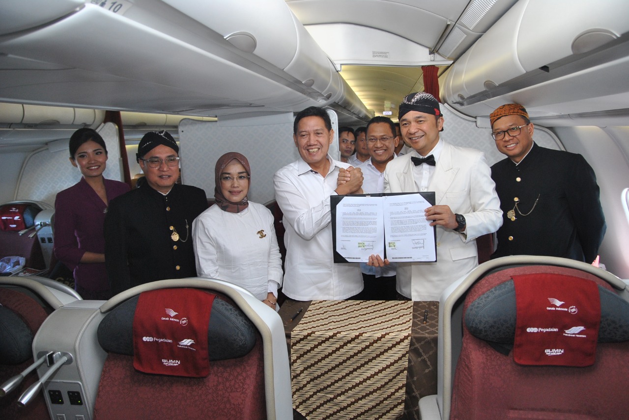 PT Pegadaian (Persero) dan tiga perusahaan BUMN menandatangi kerja sama komersial dalam penerbangan Jakarta - Denpasar. Jakarta (20/5).