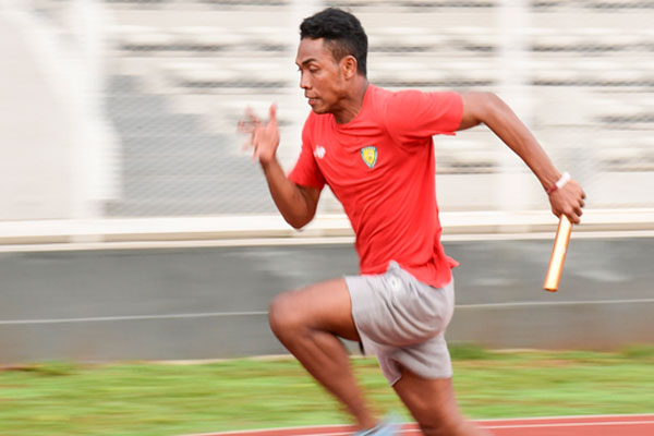  Tim estafet 4x100 meter putra Indonesia Lalu Muhammad Zohri berlari saat mengikuti latihan di Stadion Madya, Gelora Bung Karno,