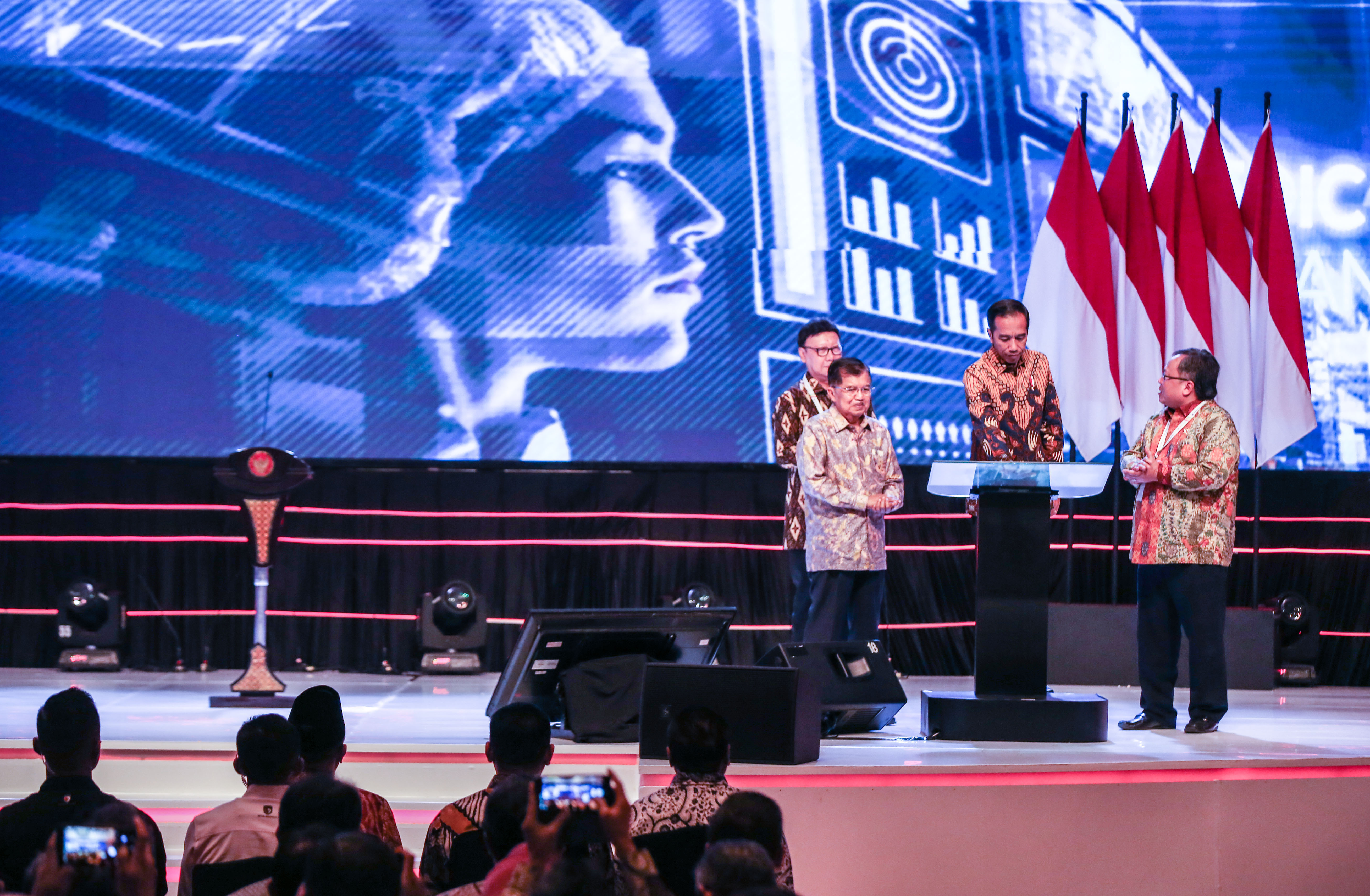 Presiden Joko Widodo (dua kanan) didampingi Jusuf Kalla (dua kiri), Bambang Brodjonegoro (kanan), Tjahjo Kumolo saat membuka Musyawarah Pere