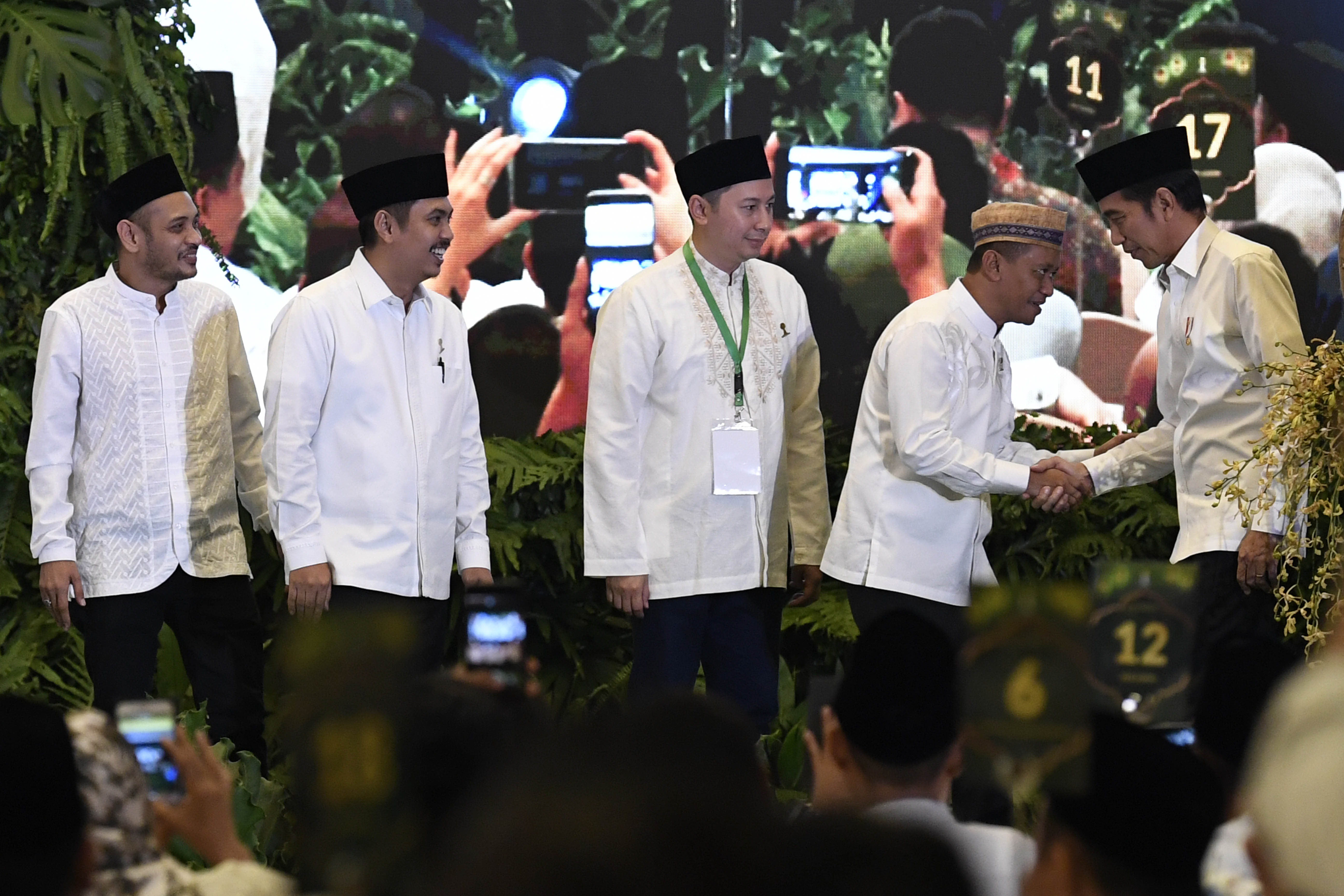 Presiden Joko Widodo (kanan) usai membuka Silaturahmi Nasional-Buka Puasa Bersama HIPMI di Jakarta, Minggu (26/5).