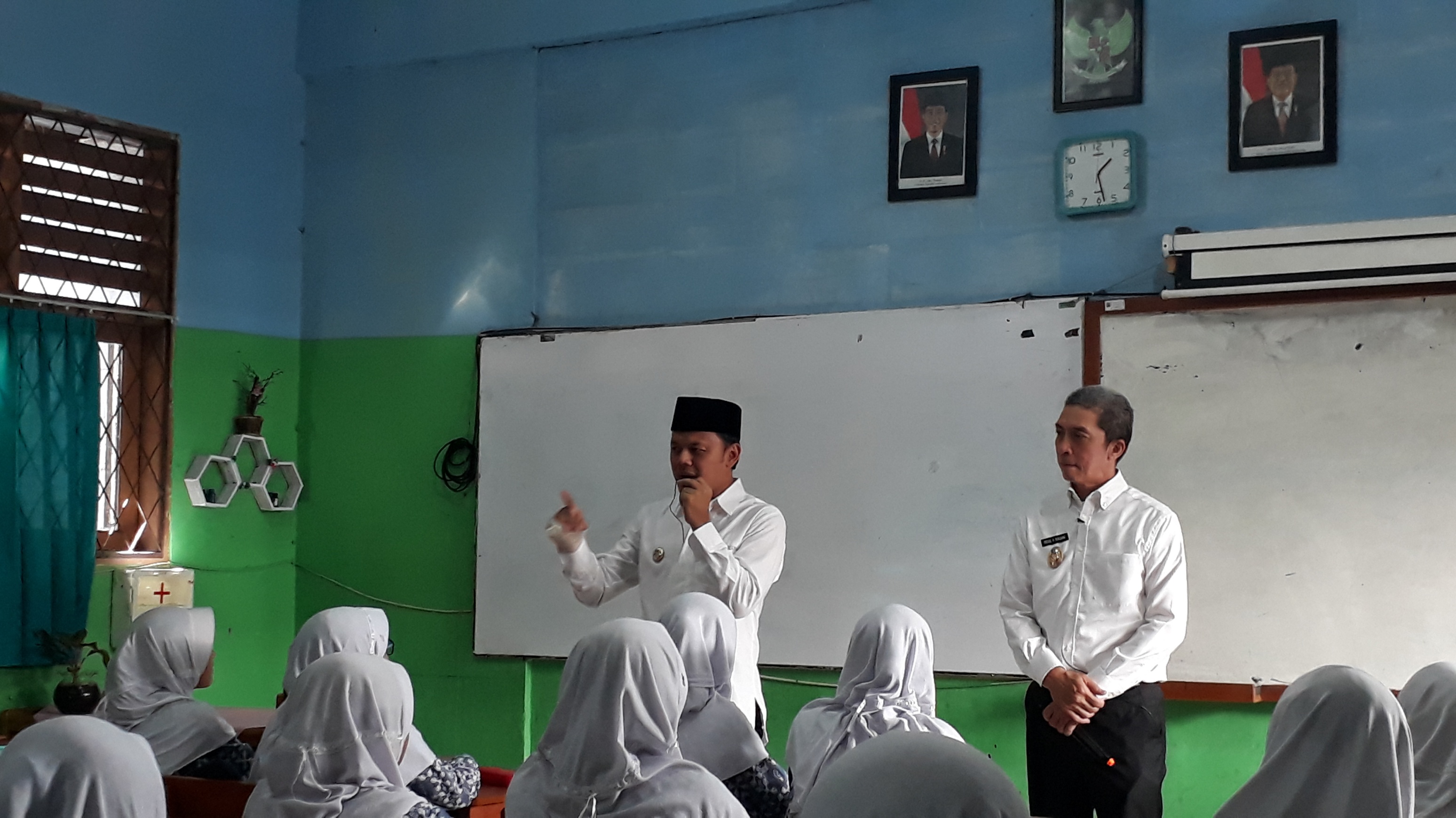 Wali Kota dan Wakil Wali Kota Bogor Bima Arya dan Dedie A Rachim saat memberikan pendidikan anti korupsi pada siswa SMPN 7, Selasa (2/5).
