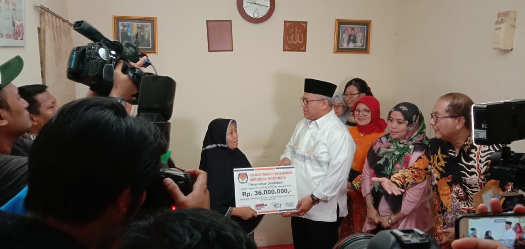 Ketua KPU Arief Budiman menyerahkan santunan kepada salah satu anggota keluarga KPPS yang wafat