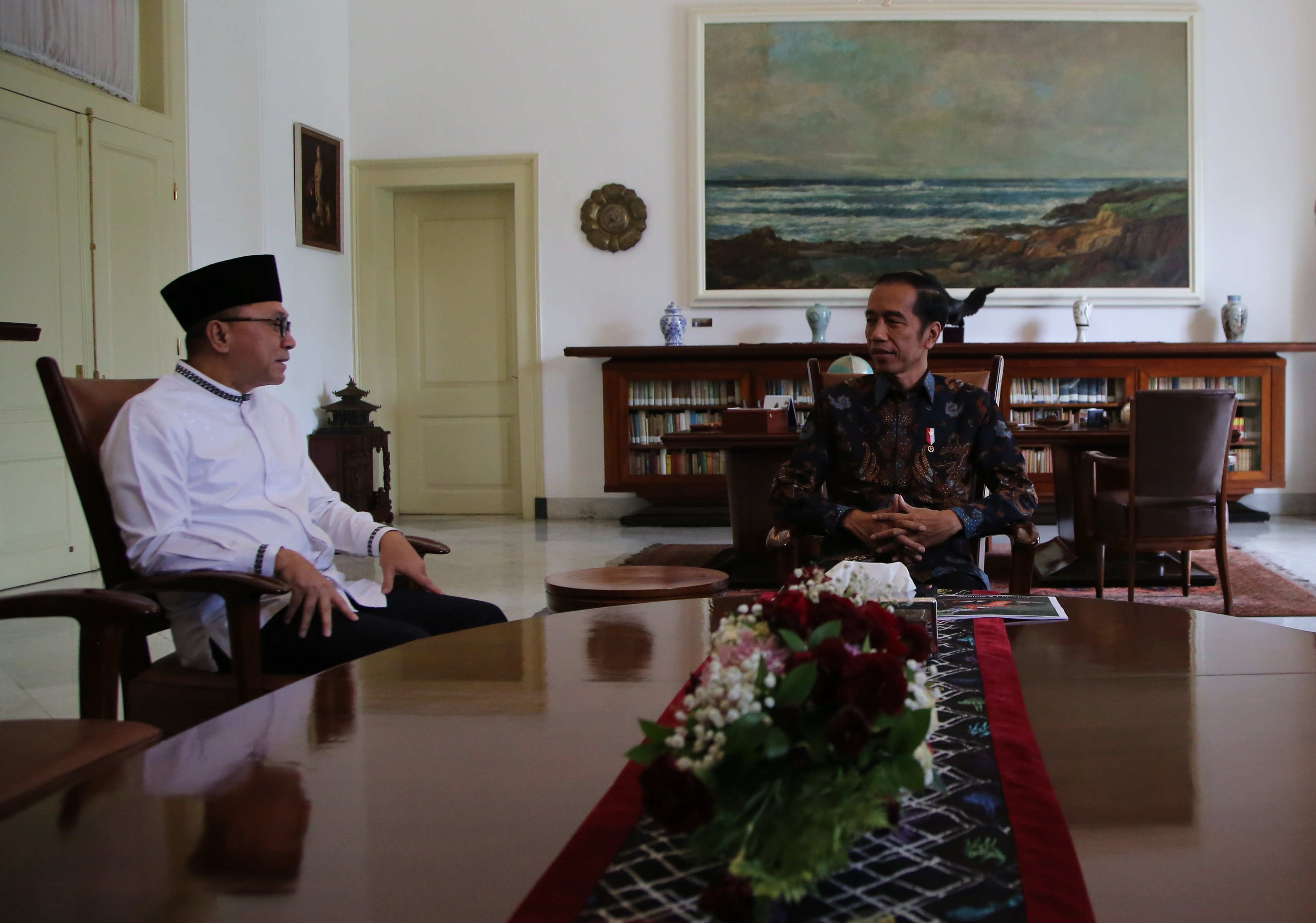 Presiden Joko Widodo menerima kunjungan Ketua MPR Zulkifli Hasan di Istana Bogor, Jawa Barat, Rabu (22/5).