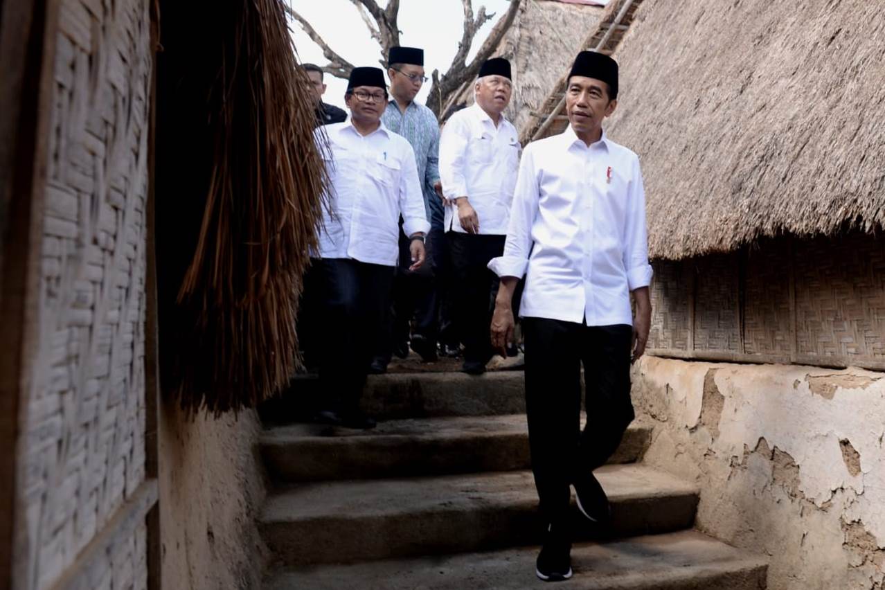 Presiden Joko Widodo yang berkeliling Desa Rembitan, Kabupaten Lombok Tengah, seusai salat Jumat. 