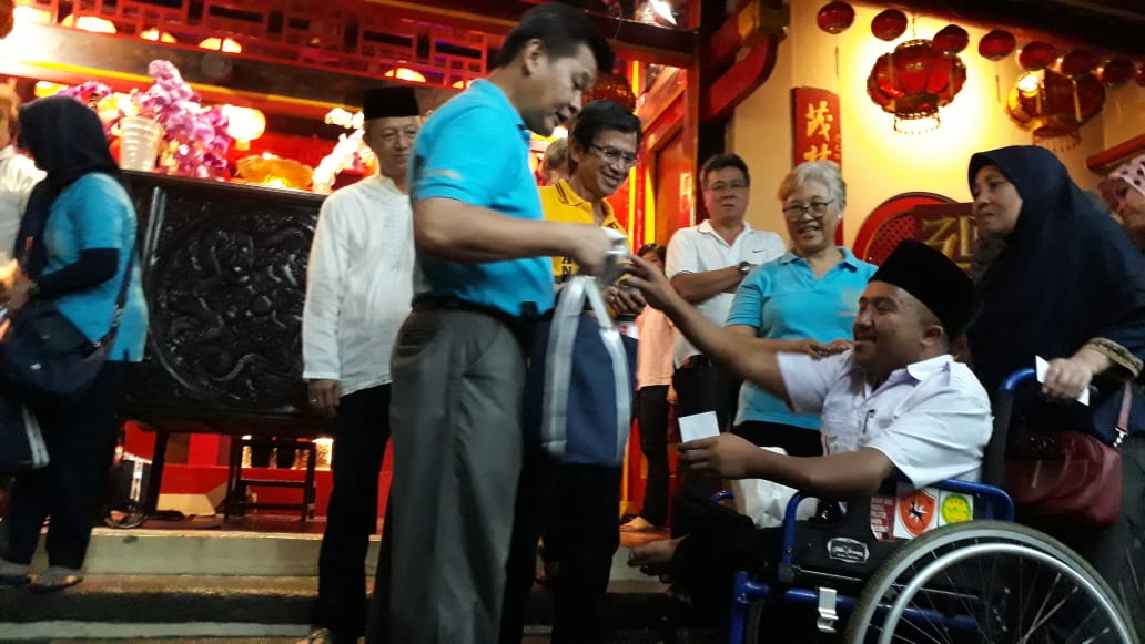  Suasana buka puasa bersama dengan 150 difabel di Wihara Dhanagun, Jalan Suryakancana, Kota Bogor