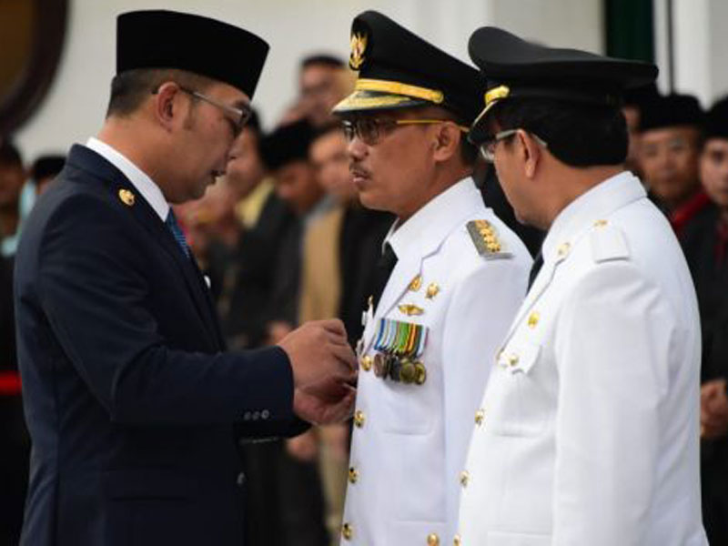Sunjaya Purwadisastra resmi dilantik sebagai Bupati Cirebon periode 2019-2024 oleh Gubernur Jawa Barat Ridwan Kamil