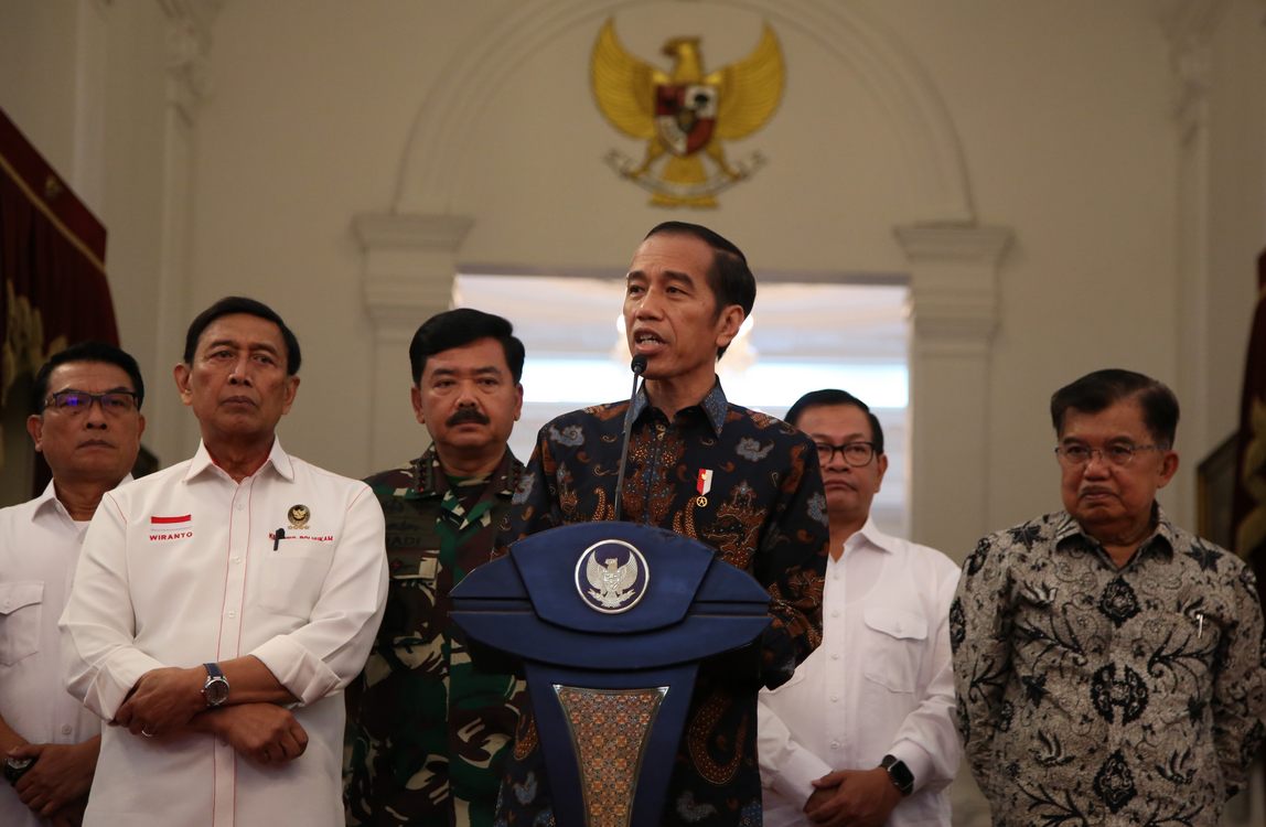 Presiden menyampaikan keterangan terkait kerusuhan pascapengumunan hasil Pemilu 2019 di Istana Merdeka, Jakarta, Rabu (22/5).