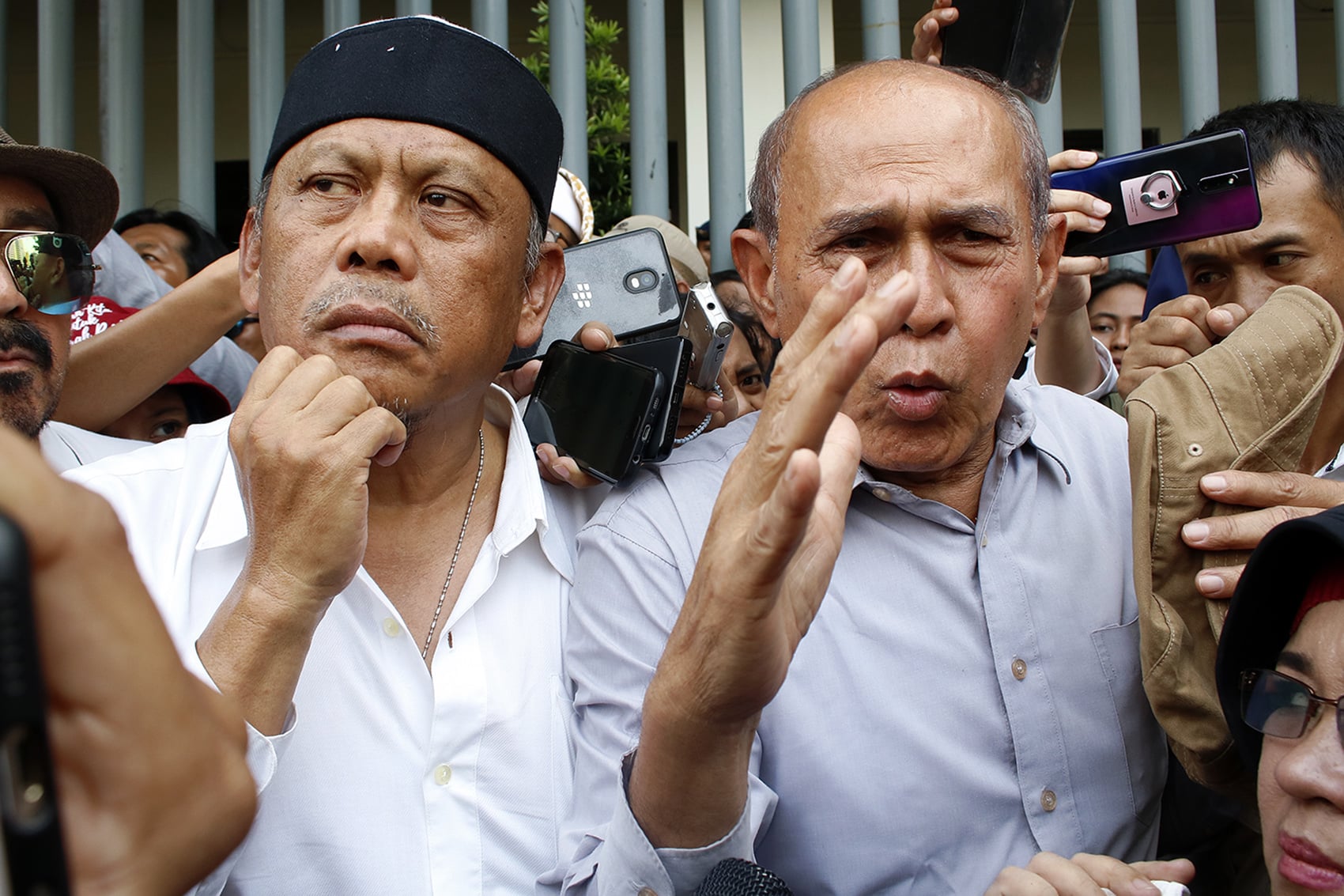 : Inisiator Gabungan Elemen Rakyat untuk Keadilan & Kebenaran (GERAK) Mayjen Kivlan Zen (tengah kanan)