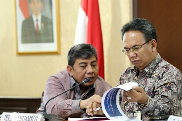 Direktur Jenderal Perlindungan dan Jaminan Sosial Kemensos Harry Hikmat (kanan). 