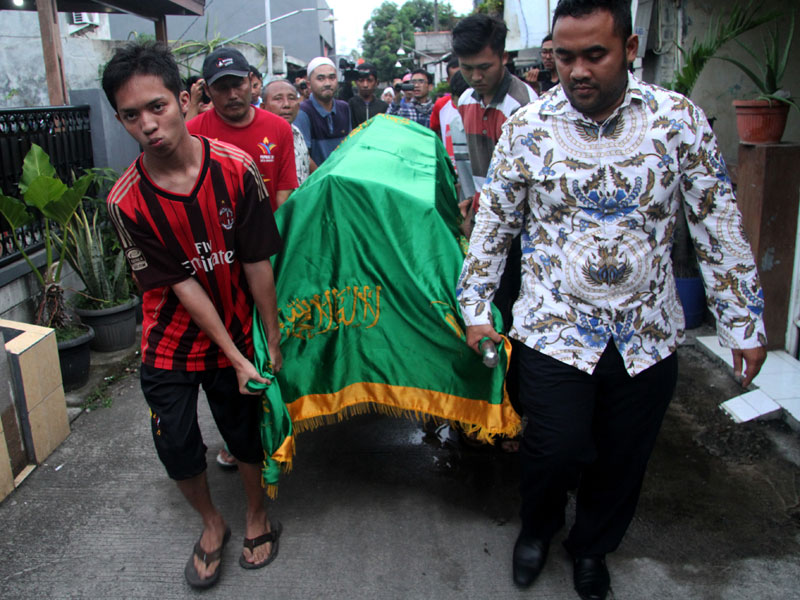 Warga mengangkat jenazah Sudirdjo, seorang petugas Kelompok Penyelenggara Pemungutan Suara (KPPS) Pemilu serentak 2019 yang meninggal dunia 